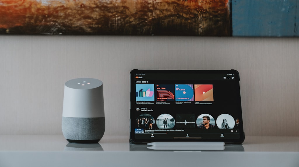 Assistente de voz com tela exibindo uma interface de navegação