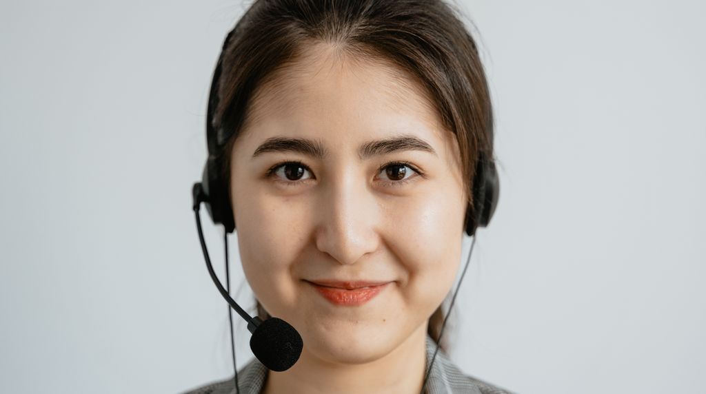 Profissional de atendimento ao cliente usando headset