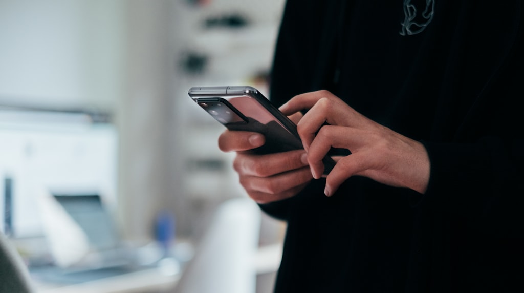Pessoa usando smartphone para buscar informações
