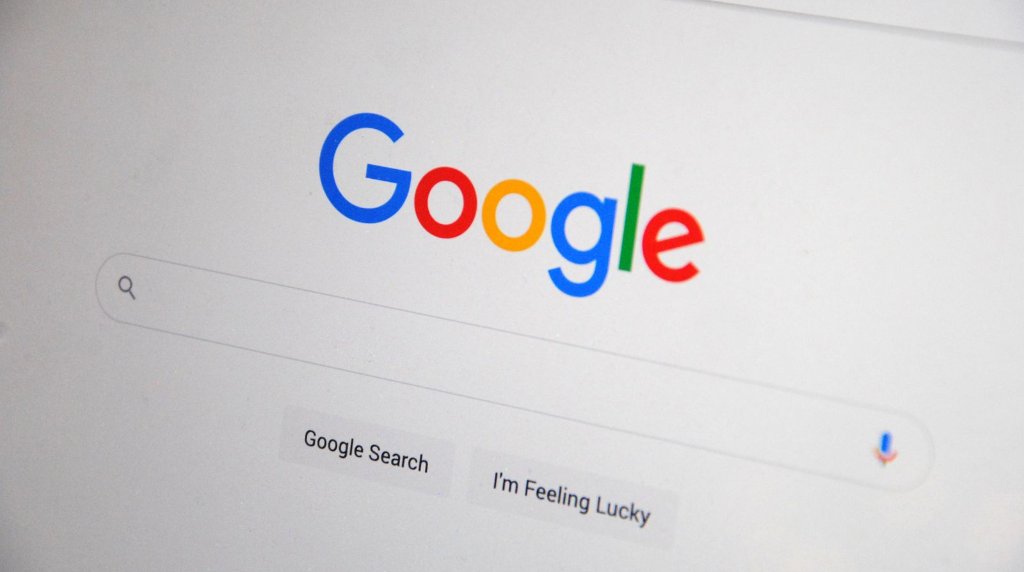 Página de busca do Google exibida na tela de um computador