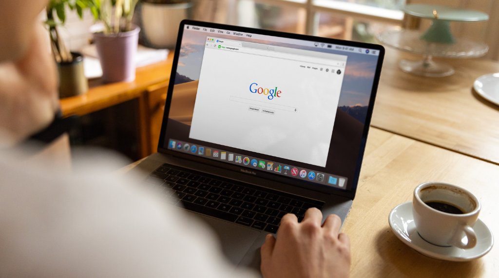 Pessoa usando laptop para pesquisar no Google
