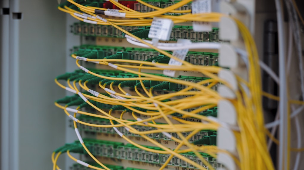 Servidores e cabos de rede em um data center