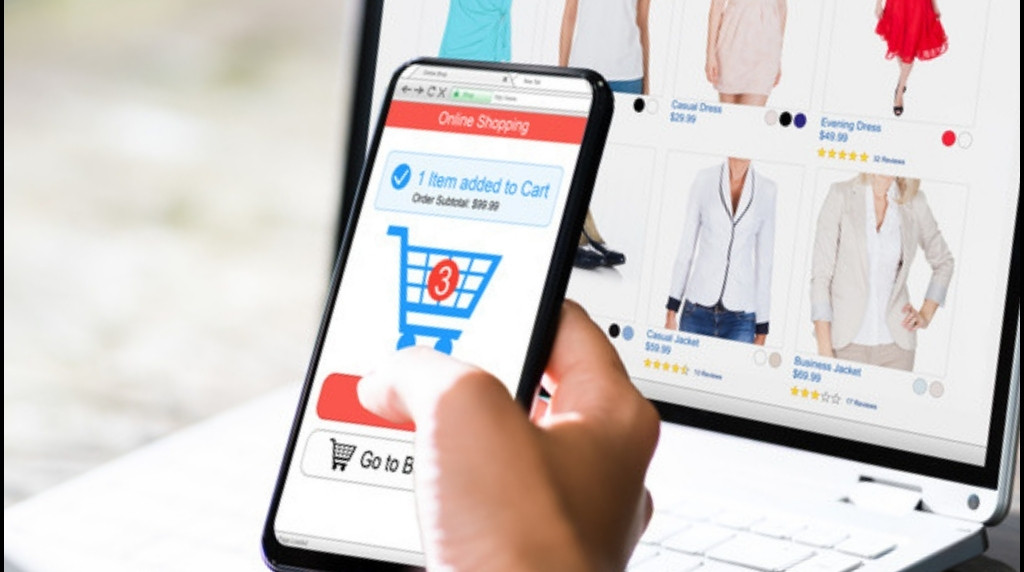 Compra online em celular e notebook, momento de checkout
