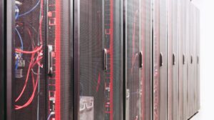 Servidores em um data center, representando a infraestrutura de IA
