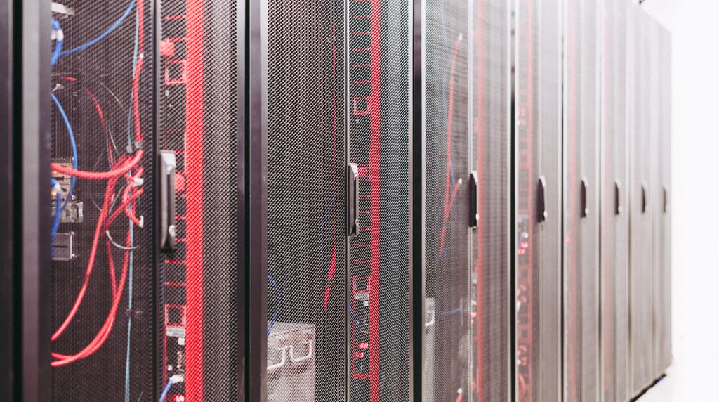 Servidores em um data center, representando a infraestrutura de IA