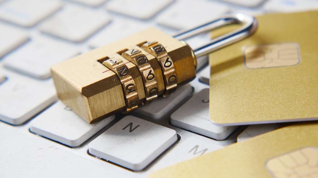 Cadeado sobre teclado representando privacidade e consentimento de dados