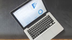 Vista superior de laptop exibindo visualizações de dados e gráficos