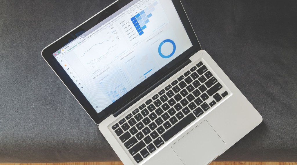 Vista superior de laptop exibindo visualizações de dados e gráficos