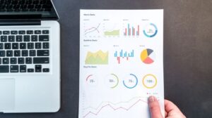 Notebook exibindo painel de análise de dados de SEO sobre a mesa