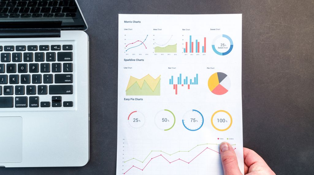 Notebook exibindo painel de análise de dados de SEO sobre a mesa