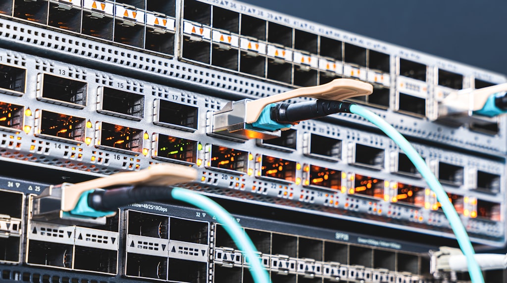 Servidores em data center representando infraestrutura de IA de fronteira