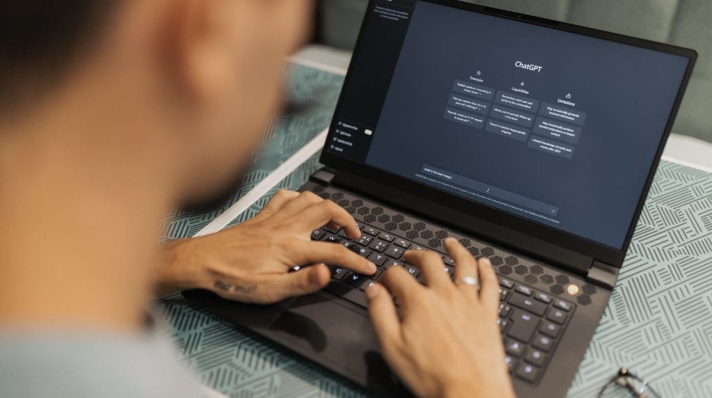 Profissional usando inteligência artificial em um laptop