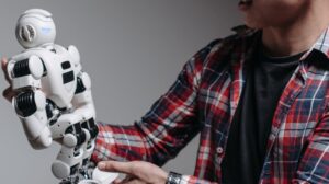 Profissional interagindo com um robô de inteligência artificial