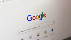 Tela de computador mostrando a pesquisa do Google, tema do Search Console