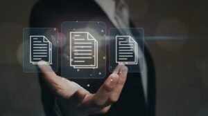 Mao com icones de documentos digitais flutuantes