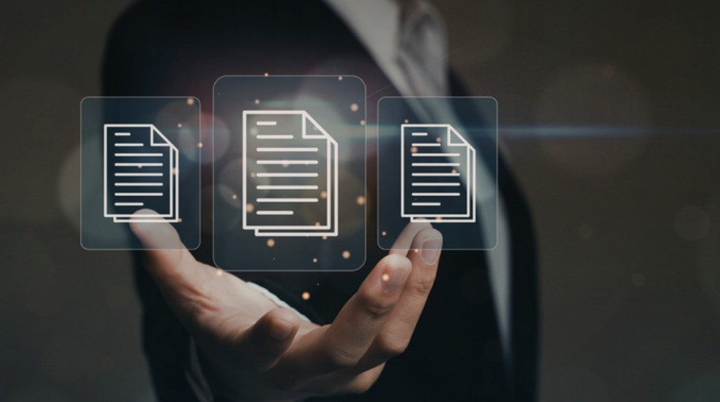 Mao com icones de documentos digitais flutuantes