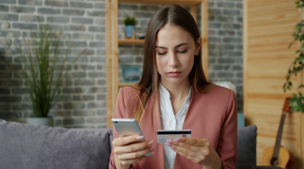 Cliente usando o smartphone para se relacionar com uma marca