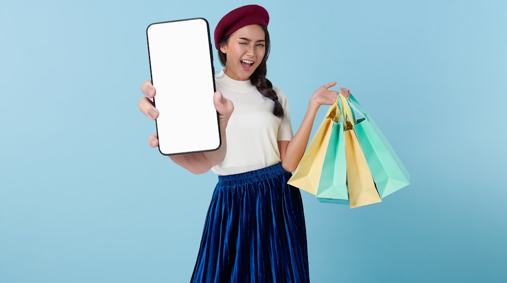 Pessoa com tablet e sacolas de compras