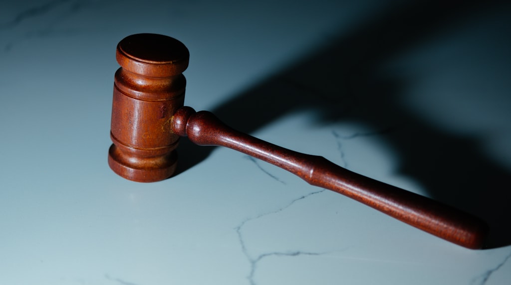 Martelo de juiz sobre a mesa, simbolizando uma ação judicial