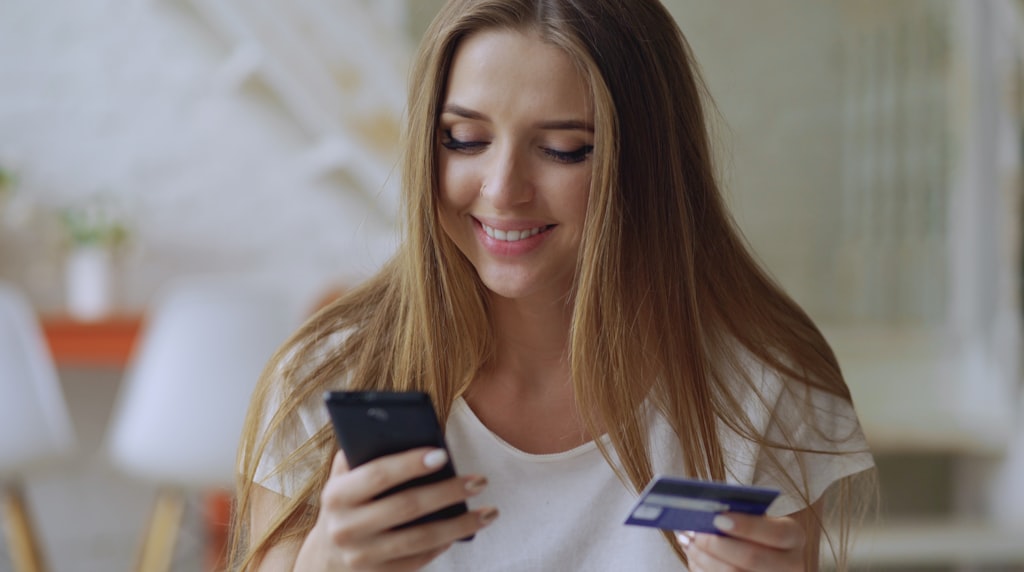 Pessoa fazendo compras pelo celular