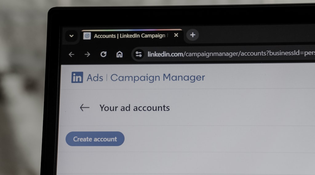 Painel de gerenciamento de campanhas de anuncios em um laptop