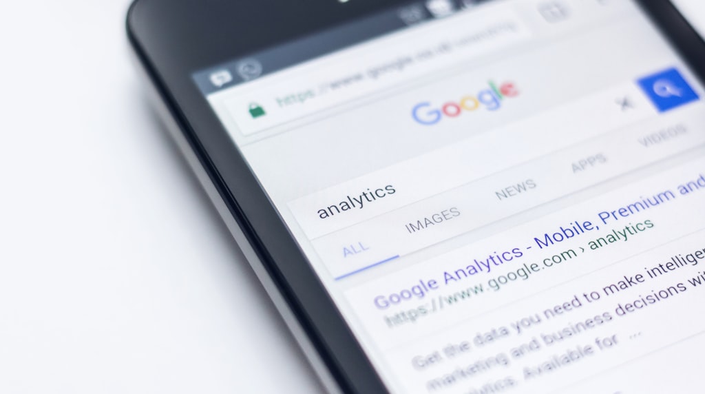 Smartphone exibindo a busca do Google