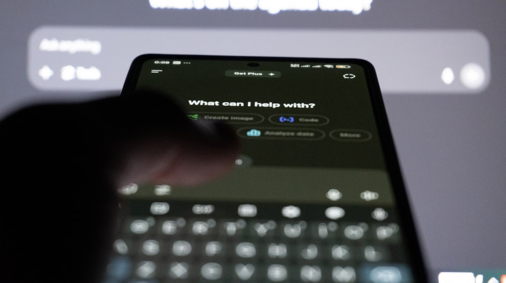 Pessoa usando um chatbot de IA no smartphone