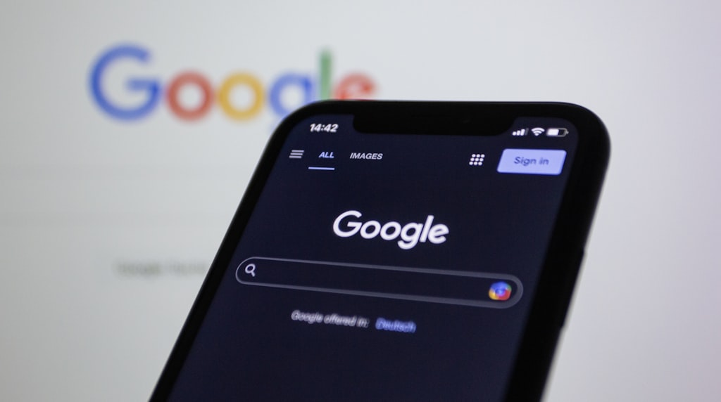 Celular com o logotipo do Google em close
