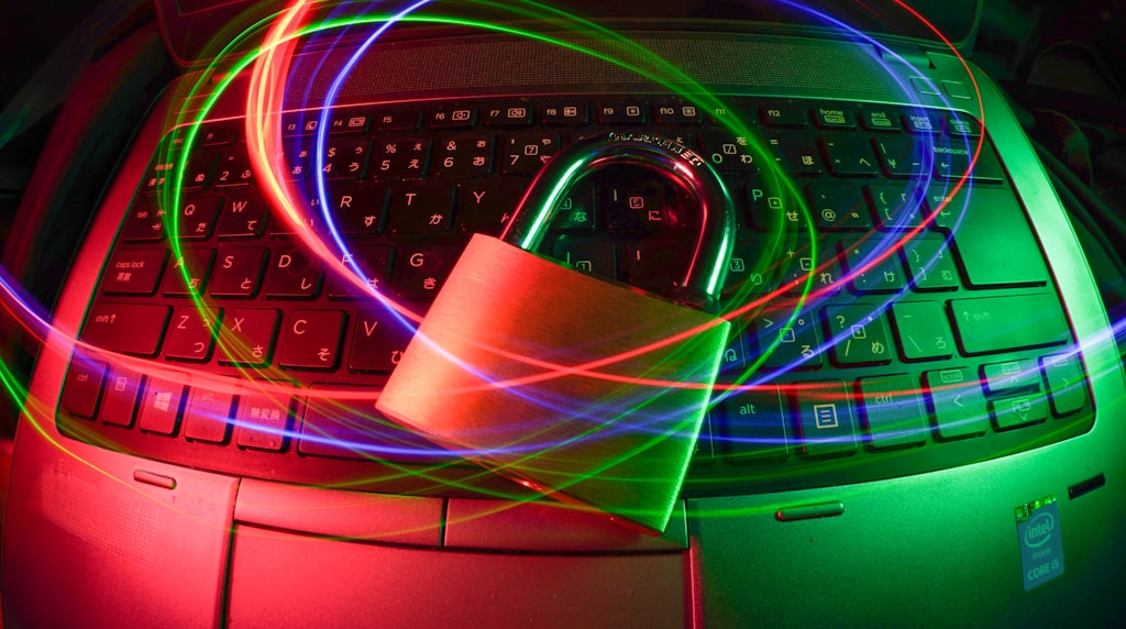 Cadeado sobre um laptop representando seguranca digital