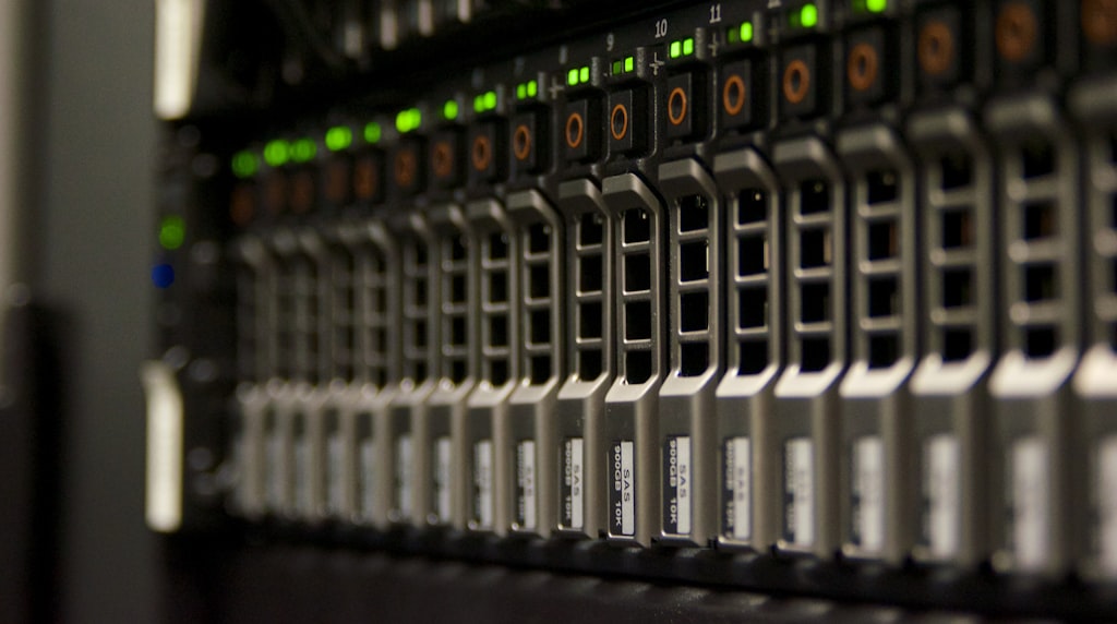 Rack de servidores de data center com luzes indicando processamento de IA