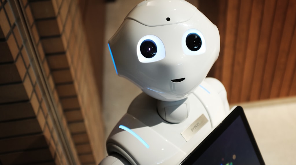Robô branco representando um rastreador de inteligência artificial