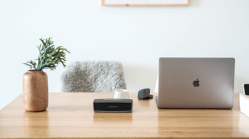 MacBook sobre a mesa representando assistente no desktop