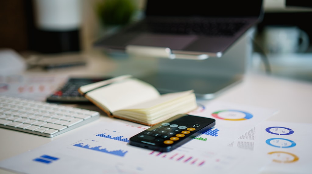 Escritório com gráficos financeiros representando governança de custo de IA