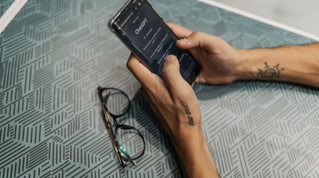 Pessoa usando o aplicativo ChatGPT da OpenAI em um smartphone