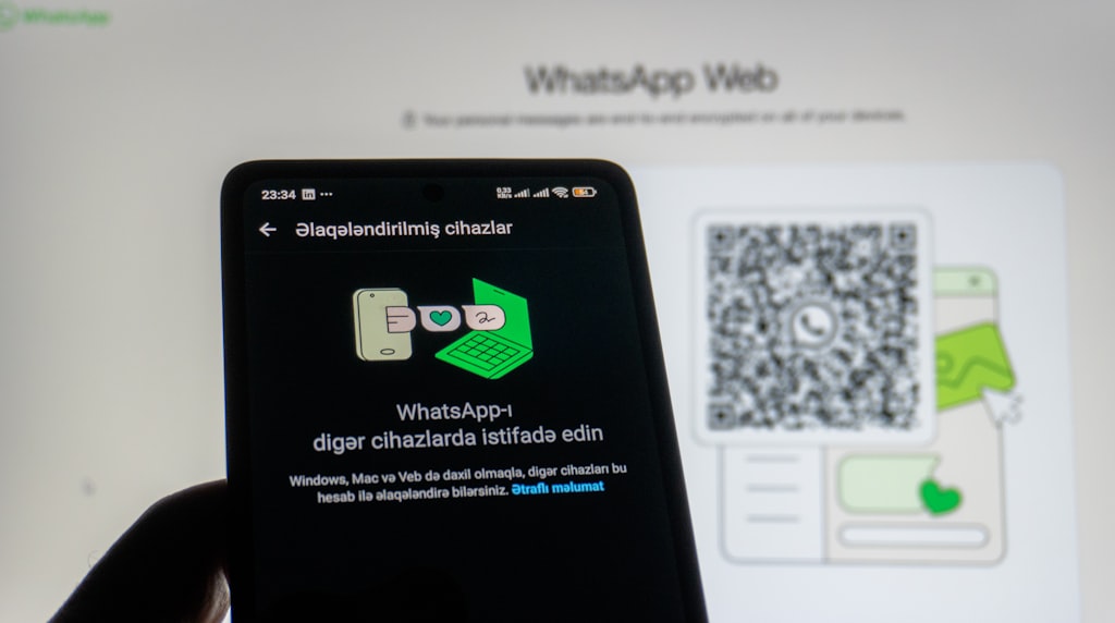 Celular conectando o WhatsApp Web por QR code