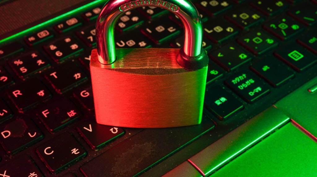 Cadeado vermelho sobre teclado de computador