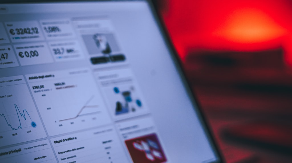 Profissional analisando dados em uma reunião de marketing