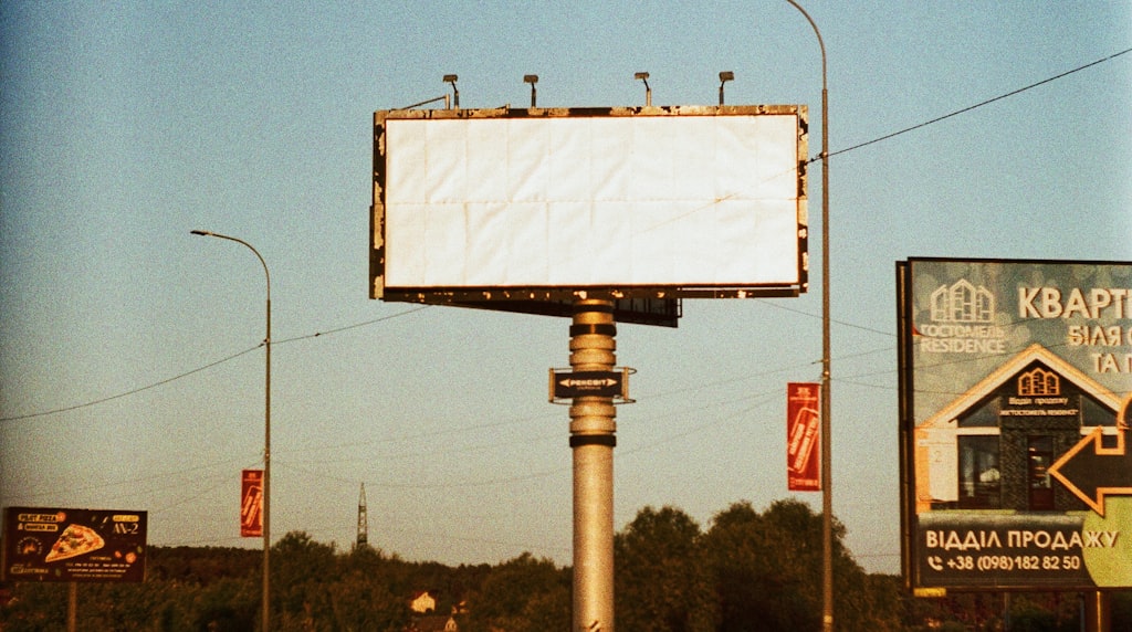 Outdoor de publicidade na beira da estrada