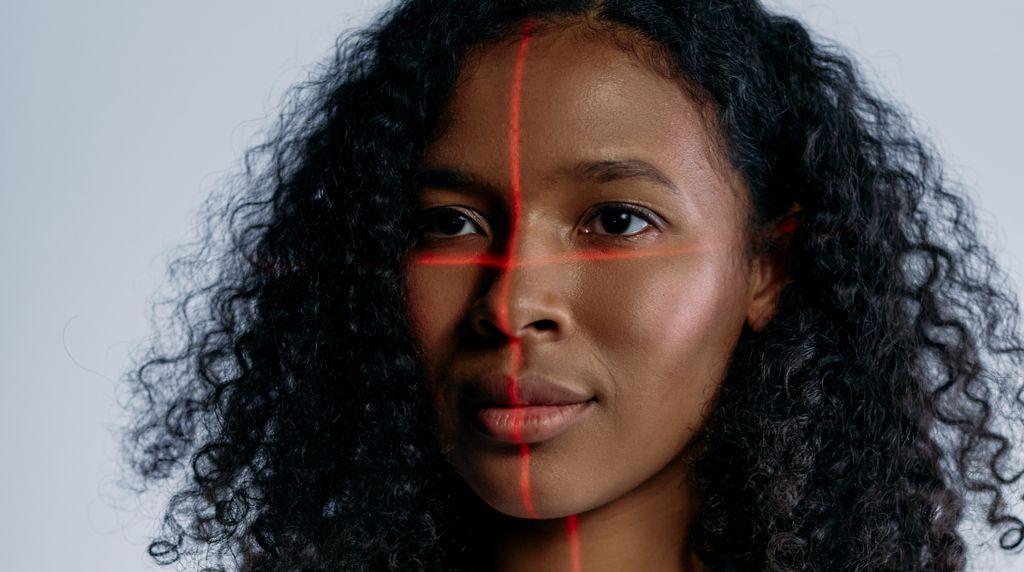 Retrato com linhas de escaneamento facial, representando rostos gerados por IA