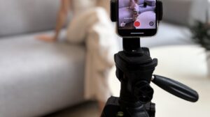 Criador de conteúdo gravando vídeo com smartphone