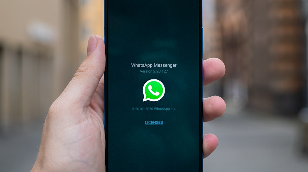 Pessoa usando WhatsApp no smartphone