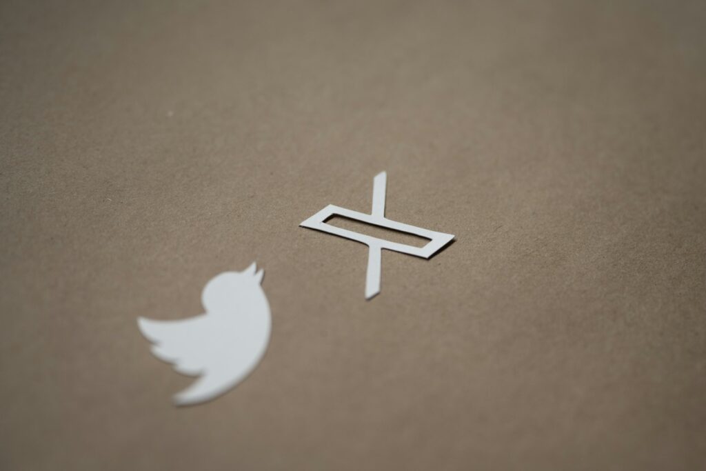 Recortes de papel do passaro do Twitter e do logo do X, ilustrando o servidor MCP hospedado pelo X para ferramentas de IA