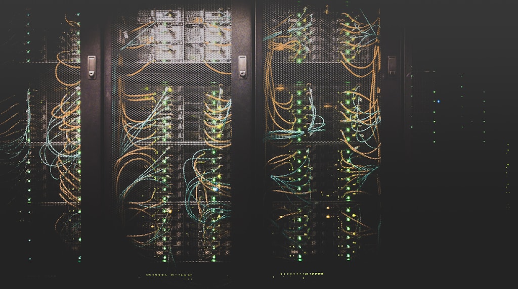 Rede de cabos representando a infraestrutura de busca da Meta AI