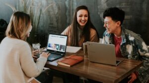 Pessoas conversando, ilustrando comunidade e discussao online