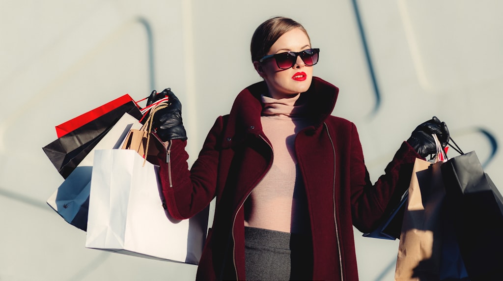 Mulher segurando sacolas de compras