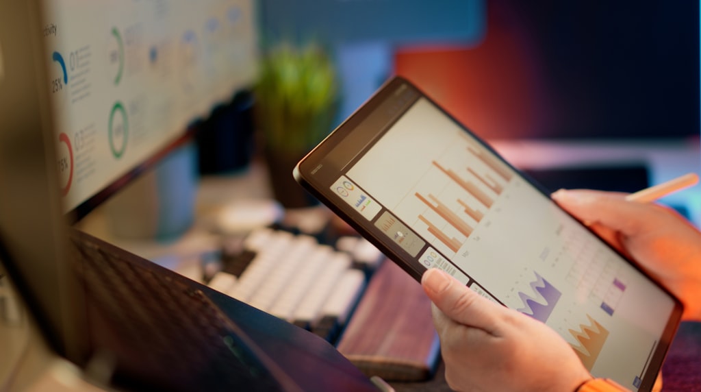 Pessoa analisando dados financeiros em um tablet