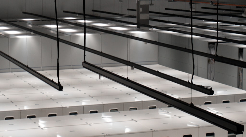 Data center moderno com fileiras de servidores