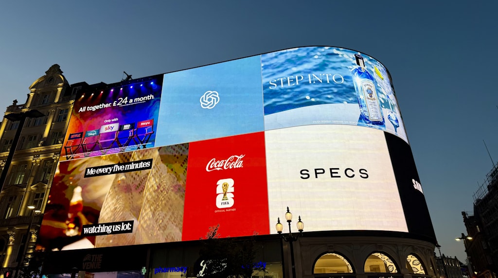 Outdoors iluminados de marcas em um predio ao anoitecer