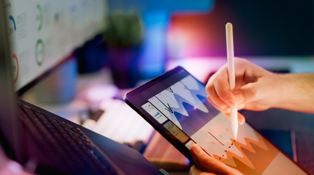 Profissional analisando graficos de marketing em um tablet