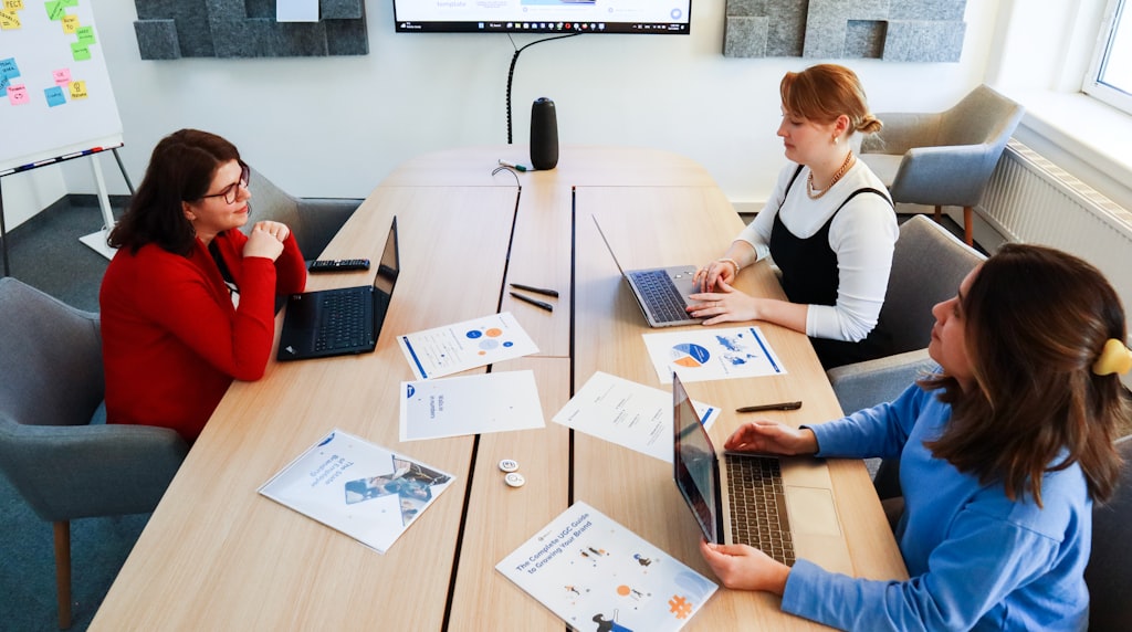 Equipe de marketing trabalhando em laptops em um escritorio